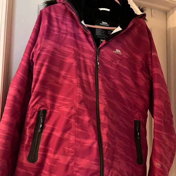 Trespass, technical performance, waterproof, breathable, windproof ski jacket - Picture 3 of 7